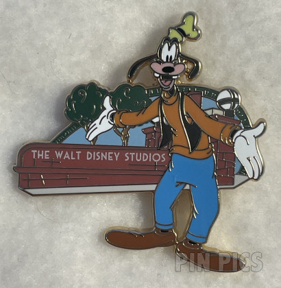 DEC - Goofy at the Gate - Walt Disney Studios - Studio Lot - Mystery