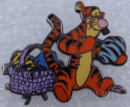 DL - Tigger Painting Easter Eggs