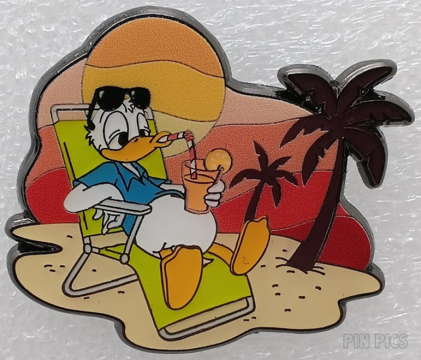 Loungefly - Donald Duck - Mickey and Friends Sunset Beach - Mystery - Hot Topic