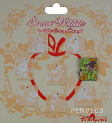 HKDL - 2014 Hidden Mickey Series - Snow White And The 7 Dwarfs - Dopey Completer Pin & Display Card