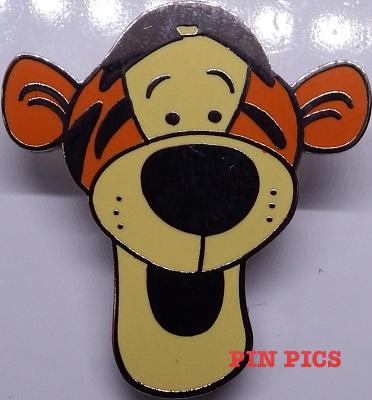 UK DS - Pooh & Friends - Lanyard & 4 Pin Set (Tigger Only)